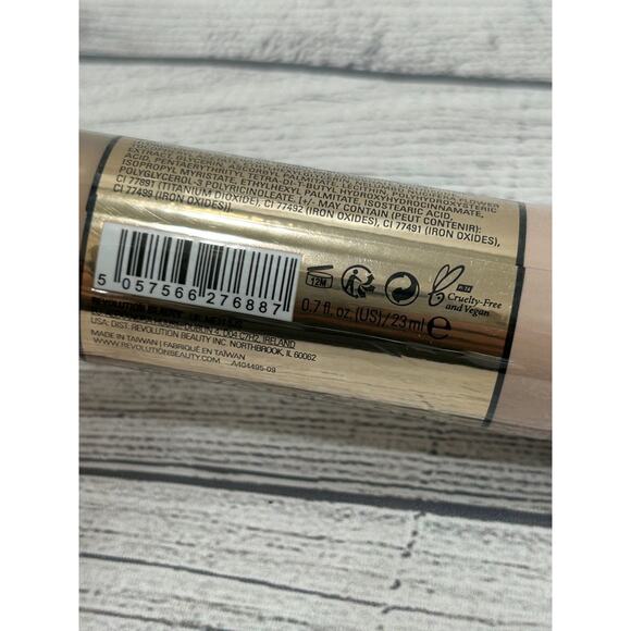 New Makeup Revolution Conceal & Glow F6 Illuminating Foundation 0.7 fl oz / 23ml - Picture 7 of 8